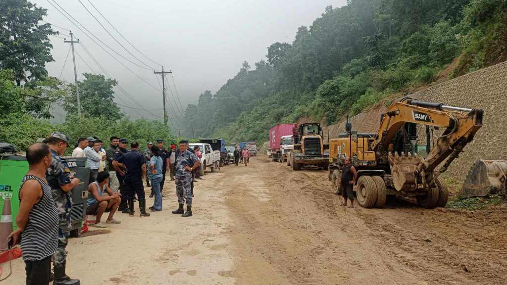 भासिएर अवरुद्ध दाउन्ने सडक दुईतर्फी सञ्चालनमा आयो